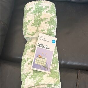 NWT Room Essentials Green and White Table Runner